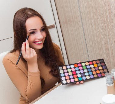 Kadın partiye hazırlanıyor.