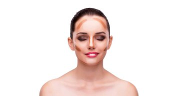 Güzellik konsepti olan genç bir kadın beyazda izole edilmiş.