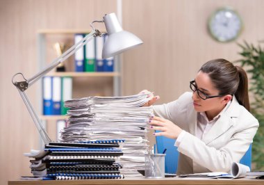 Ofiste çalışan iş kadını.