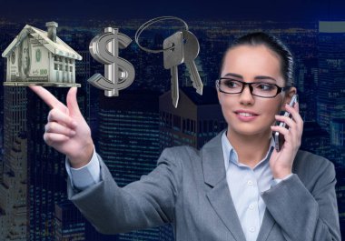 Hareket eden telefon içinde ipotek kavramı konuşurken işkadını