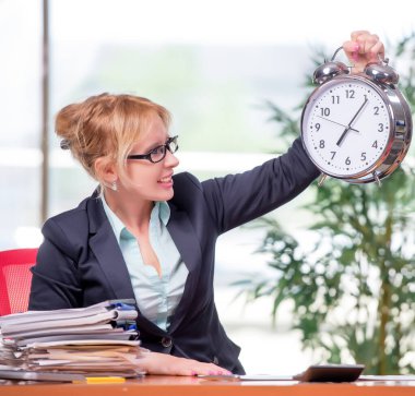 Ofiste çalışan iş kadını.