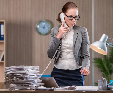 Ofiste çalışan iş kadını.