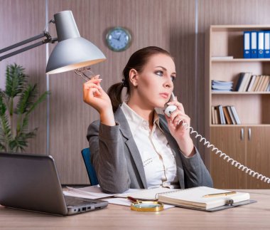 Ofiste çalışan iş kadını.