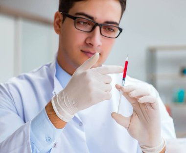 Doktor kan örnekleriyle çalışıyor.