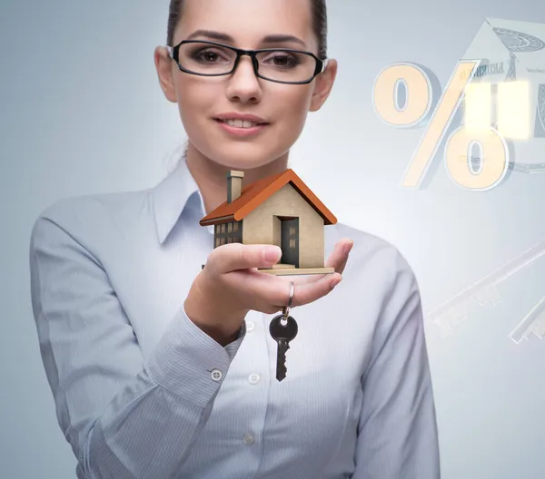Geschäftsfrau in Immobilienhypothekenkonzept — Stockfoto