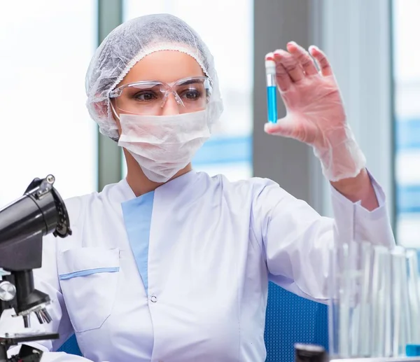 Estudiante joven trabajando con soluciones químicas en laboratorio — Foto de Stock