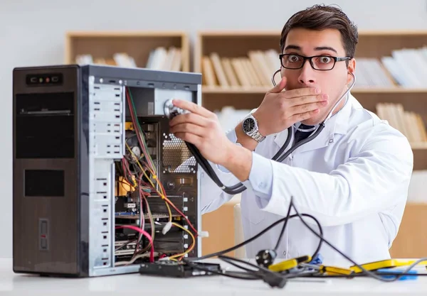 IT-технік ремонтує зламаний ПК настільний комп'ютер — стокове фото