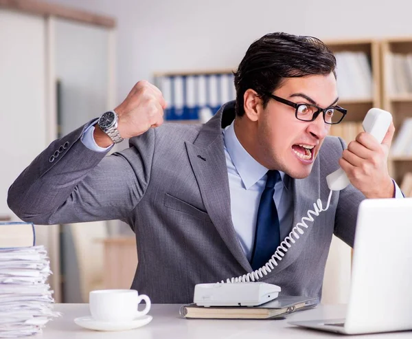 Hombre de negocios enojado con demasiado trabajo en la oficina —  Fotos de Stock
