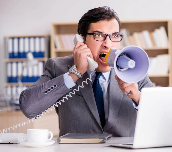 Wütender Geschäftsmann mit zu viel Arbeit im Amt — Stockfoto