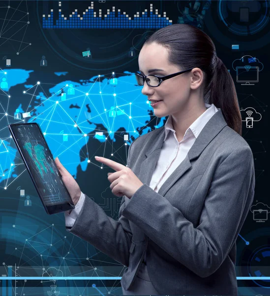 Vrouw met tablet computer in business concept — Stockfoto