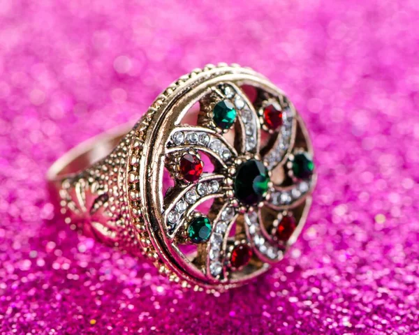 Conceito de joalharia com anel sobre fundo brilhante — Fotografia de Stock