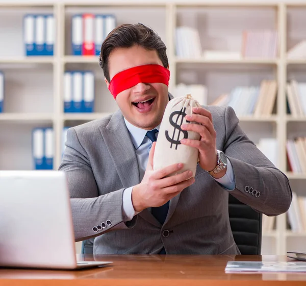 Blindfold affärsman sitter vid skrivbordet på kontoret — Stockfoto