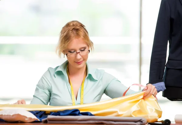 Femme tailleur travaillant sur de nouveaux vêtements — Photo