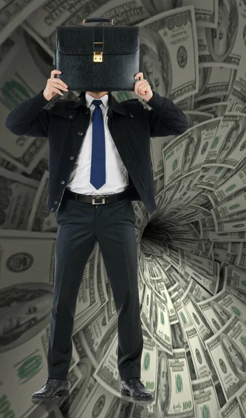 Бизнесмен борется против долларовой воронки — стоковое фото