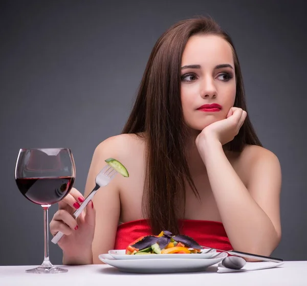 Όμορφη γυναίκα τρώει μόνο με κρασί — Φωτογραφία Αρχείου
