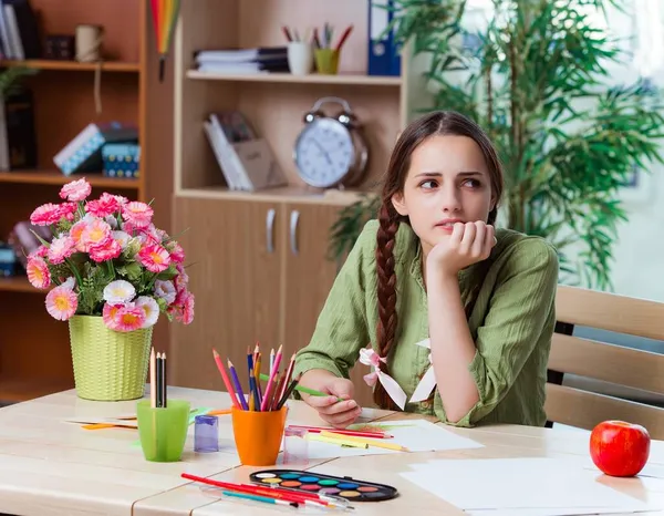 Menina jovem desenho imagens em casa — Fotografia de Stock