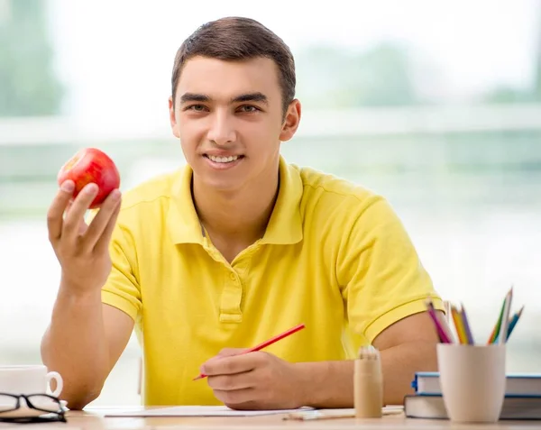 Jonge kunstenaar tekening van apple op papier — Stockfoto