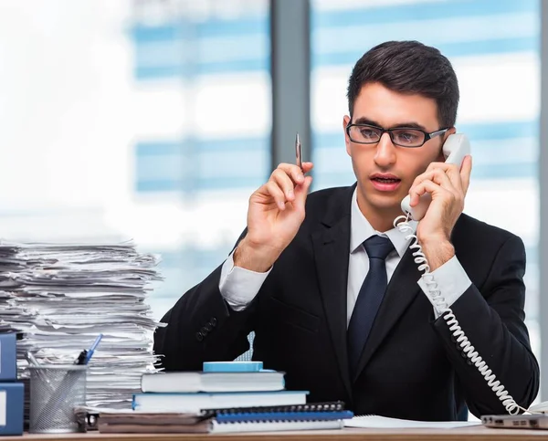 Ung affärsman pratar i telefon — Stockfoto