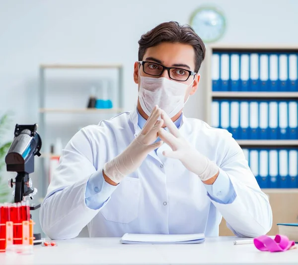 Médecin travaillant avec des échantillons de sang — Photo