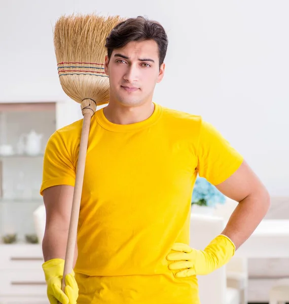 Pria suami membersihkan rumah membantu istrinya — Stok Foto