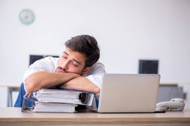 Ofiste çalışan genç bir erkek.