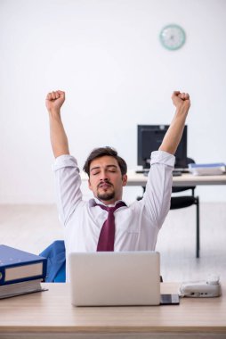 Ofiste çalışan genç bir erkek.