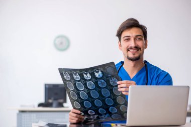 Klinikte çalışan genç bir erkek radyolog.