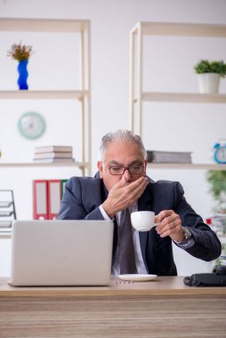 Eski erkek çalışan iş yerinde kendini kötü hissediyor.