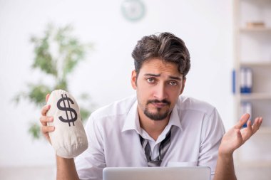 Maaş konseptinde çalışan genç bir erkek.