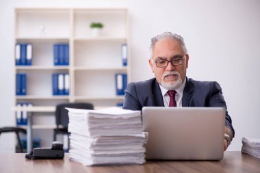 Eski erkek çalışanım ve ofiste çok işim var.