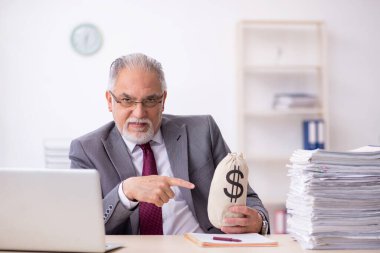 Eski erkek çalışanın maaş konsepti.