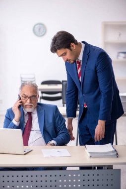 Ofiste çalışan iki erkek arkadaş.