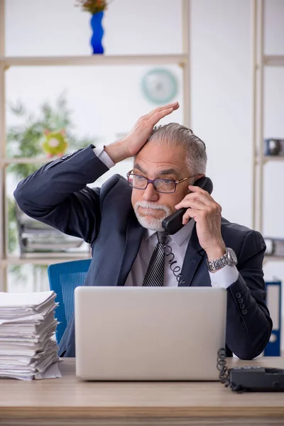 Alte männliche Angestellte und zu viel Arbeit im Büro — Stockfoto