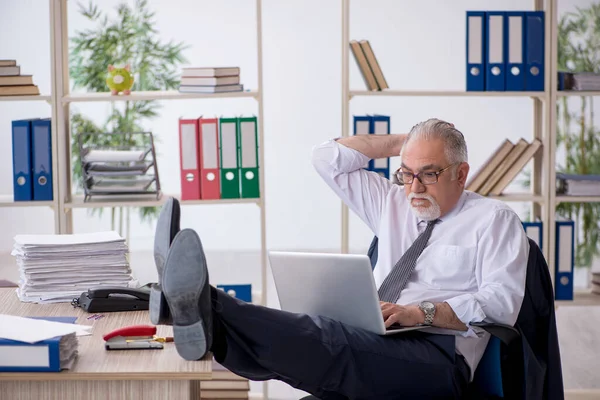 Gammal manlig anställd och för mycket arbete på kontoret — Stockfoto