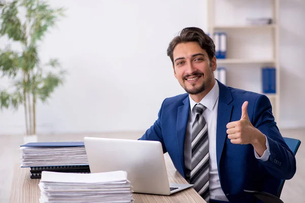 Giovane dipendente maschile che lavora in ufficio — Foto Stock