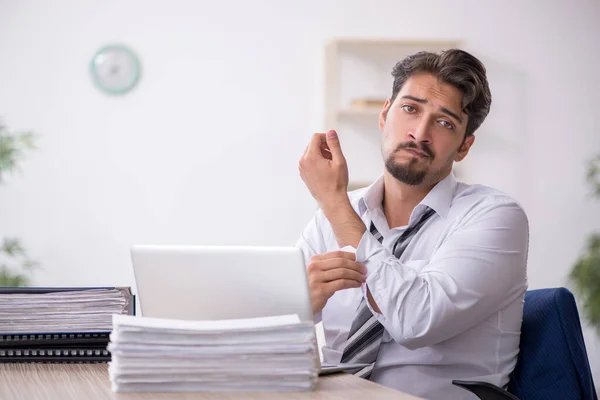 Jeune employé masculin travaillant au bureau — Photo