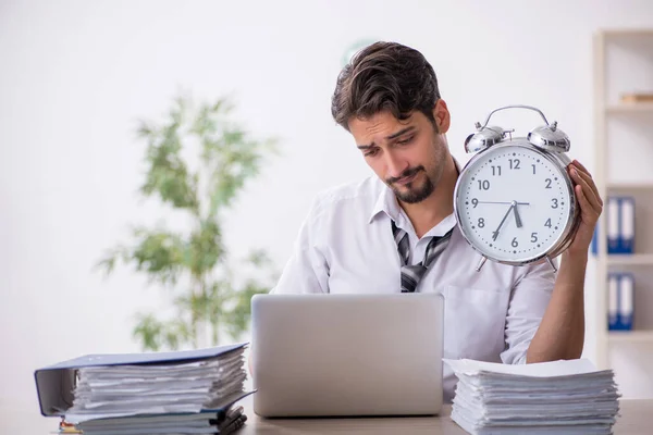 Ung manlig anställd i time management koncept — Stockfoto