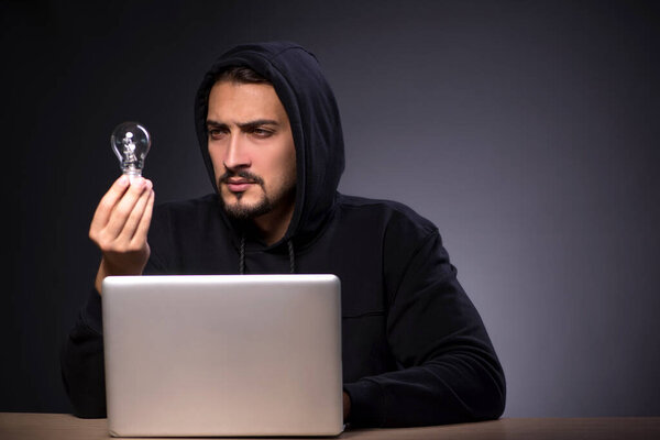 Молодой хакер на сером фоне