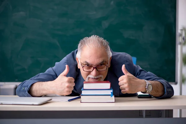 Old male teacher in the classroom — Stock Photo, Image