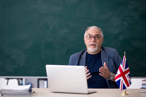 Vieux professeur d'anglais masculin dans la salle de classe — Photo