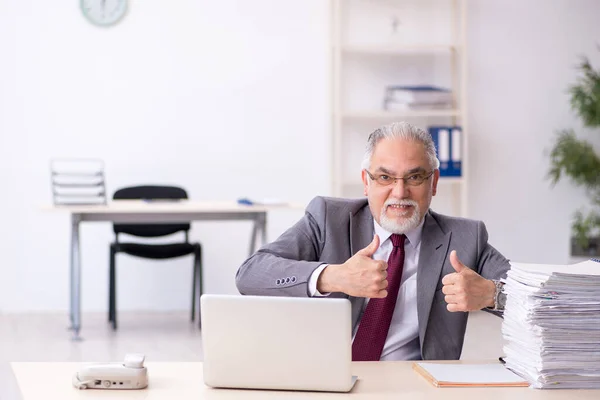 Alte männliche Angestellte und zu viel Arbeit im Büro — Stockfoto