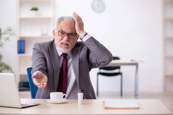 Alter Geschäftsmann fühlt sich am Arbeitsplatz schlecht — Stockfoto