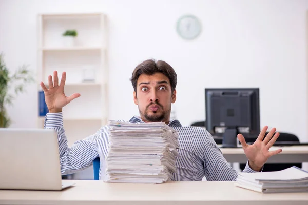 Giovane dipendente maschio e troppo lavoro in ufficio — Foto Stock