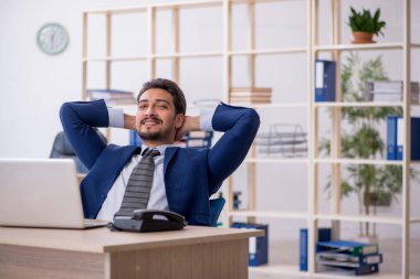 Ofiste çalışan yakışıklı bir genç.