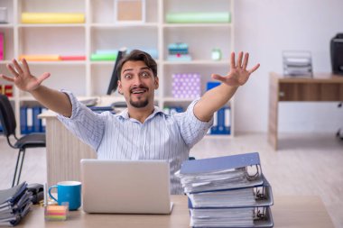 Ofiste çalışan genç bir erkek.