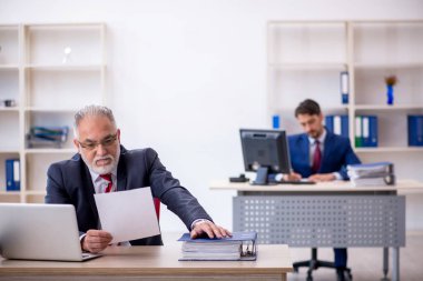 Ofiste çalışan iki erkek arkadaş.