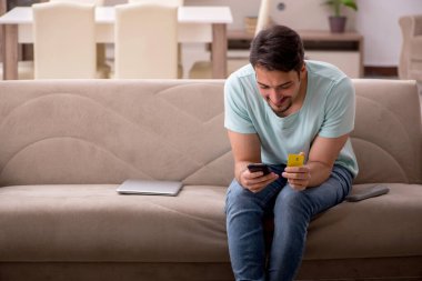 Evdeki genç yakışıklı adam.