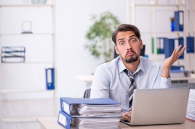 Ofiste çalışan genç işadamı.