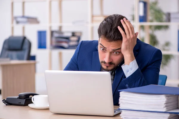 Joven empleado guapo que trabaja en la oficina —  Fotos de Stock