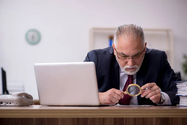 Velho empregado do sexo masculino que trabalha no escritório — Fotografia de Stock